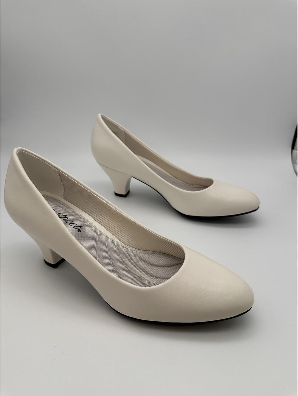 Easy Street Fabulous White Low Heel Pumps Women's Size 8.5 N